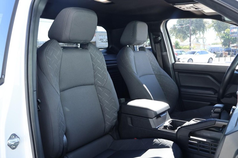 Toyota Tacoma Vehicle Full-screen Gallery Image 22
