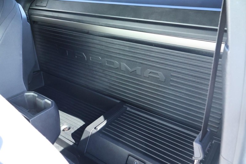 Toyota Tacoma Vehicle Full-screen Gallery Image 23