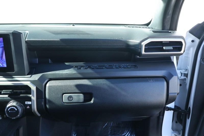 Toyota Tacoma Vehicle Full-screen Gallery Image 26
