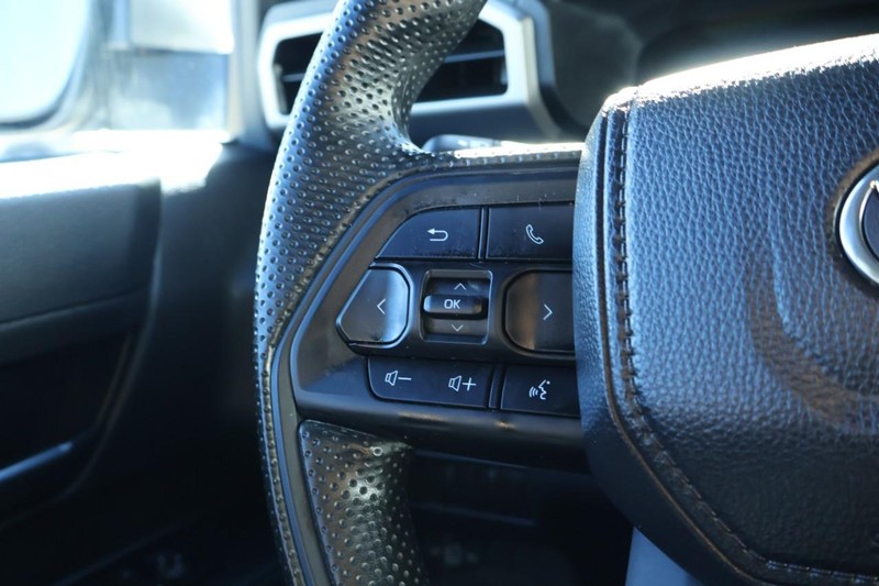 Toyota Tacoma Vehicle Full-screen Gallery Image 28