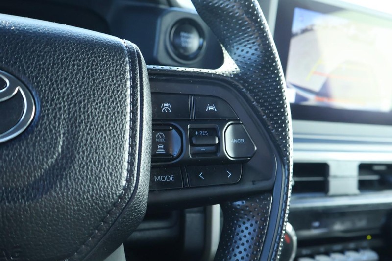 Toyota Tacoma Vehicle Full-screen Gallery Image 29