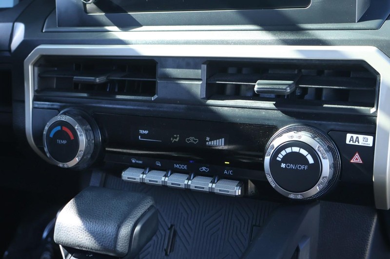 Toyota Tacoma Vehicle Full-screen Gallery Image 33