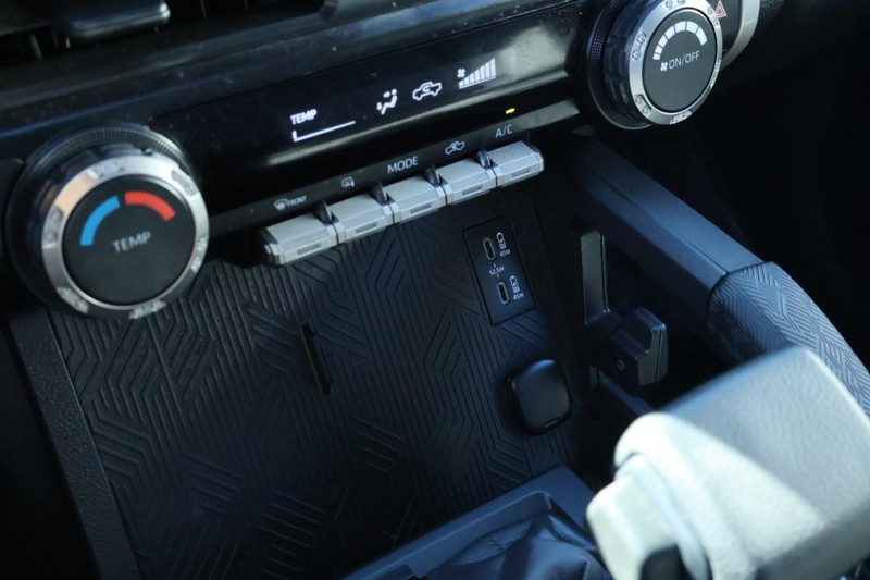 Toyota Tacoma Vehicle Full-screen Gallery Image 34