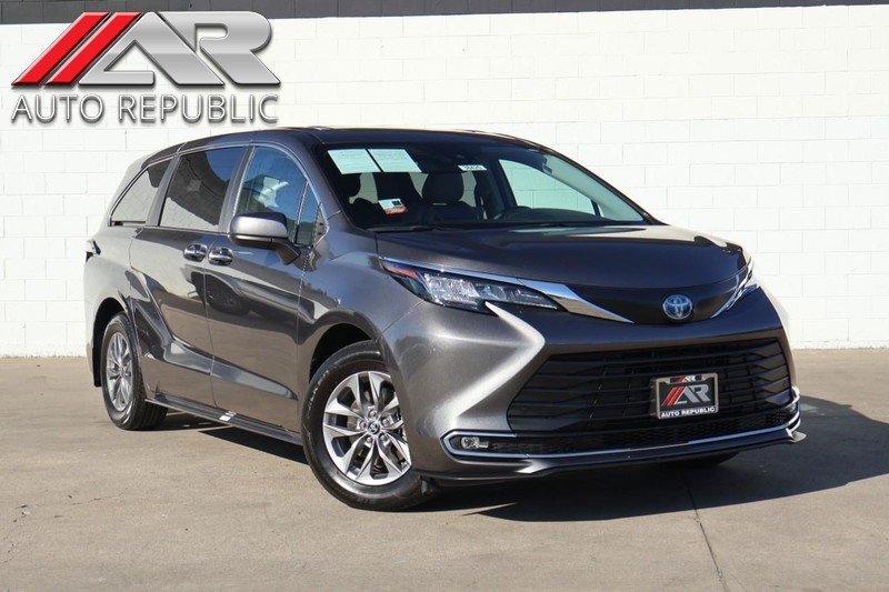 Toyota Sienna Vehicle Full-screen Gallery Image 01