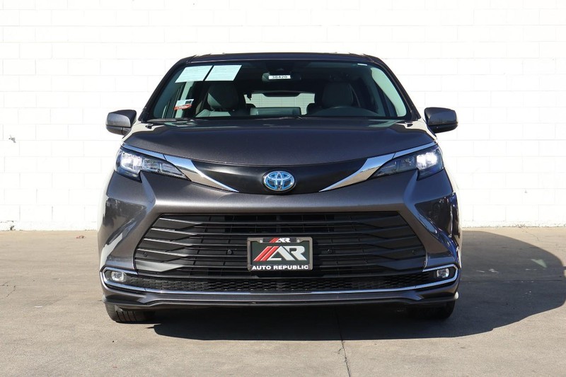 Toyota Sienna Vehicle Full-screen Gallery Image 02