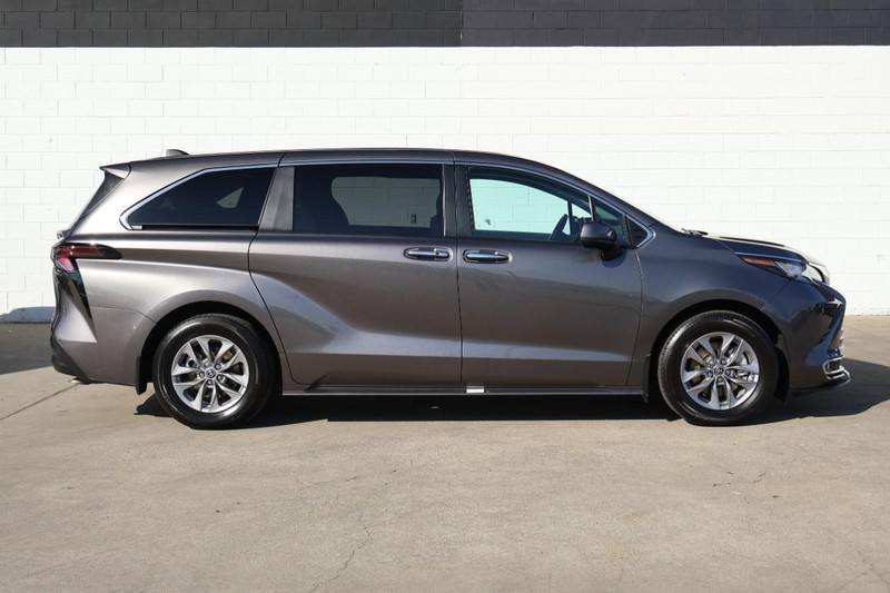 Toyota Sienna Vehicle Full-screen Gallery Image 04