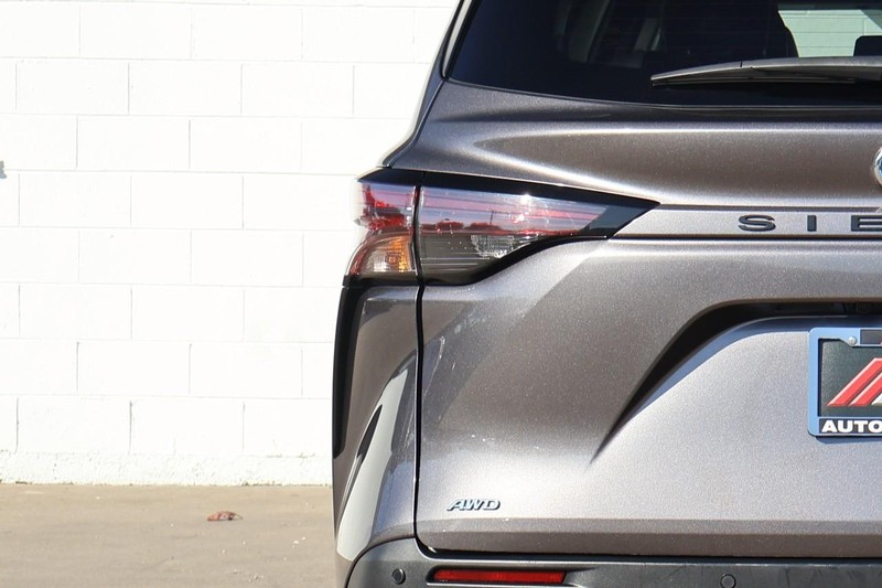 Toyota Sienna Vehicle Full-screen Gallery Image 07