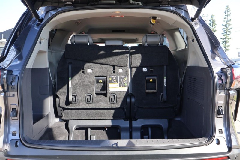 Toyota Sienna Vehicle Full-screen Gallery Image 08