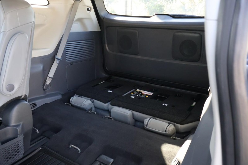 Toyota Sienna Vehicle Full-screen Gallery Image 10