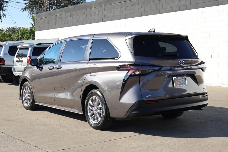 Toyota Sienna Vehicle Full-screen Gallery Image 12