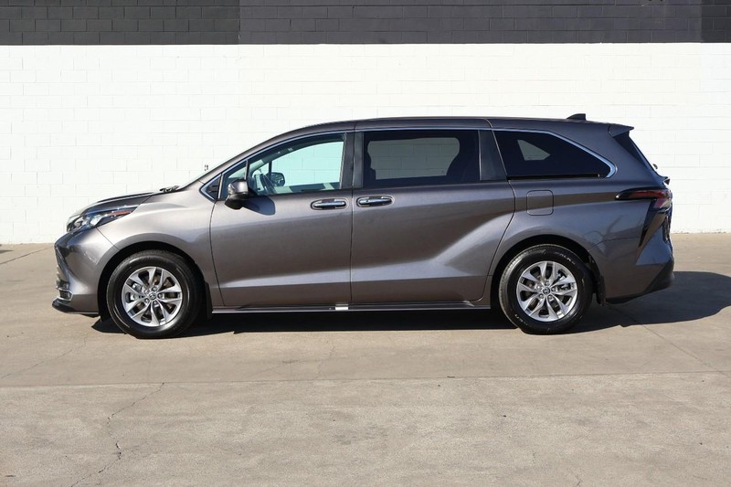 Toyota Sienna Vehicle Full-screen Gallery Image 13