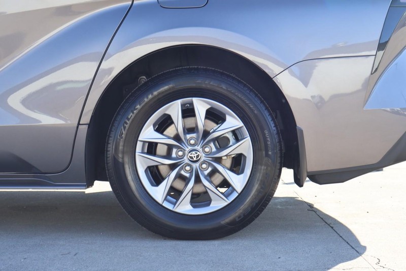 Toyota Sienna Vehicle Full-screen Gallery Image 16