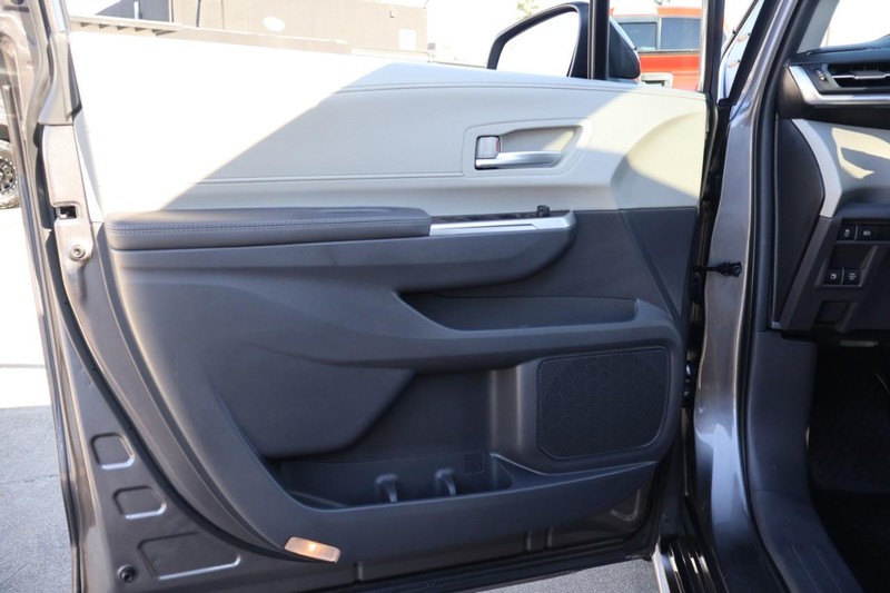 Toyota Sienna Vehicle Full-screen Gallery Image 17