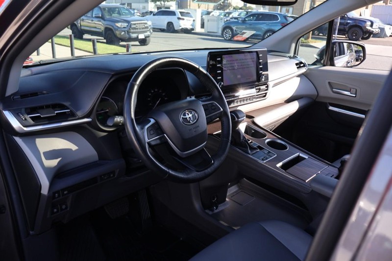 Toyota Sienna Vehicle Full-screen Gallery Image 18