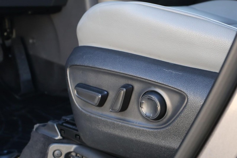 Toyota Sienna Vehicle Full-screen Gallery Image 20