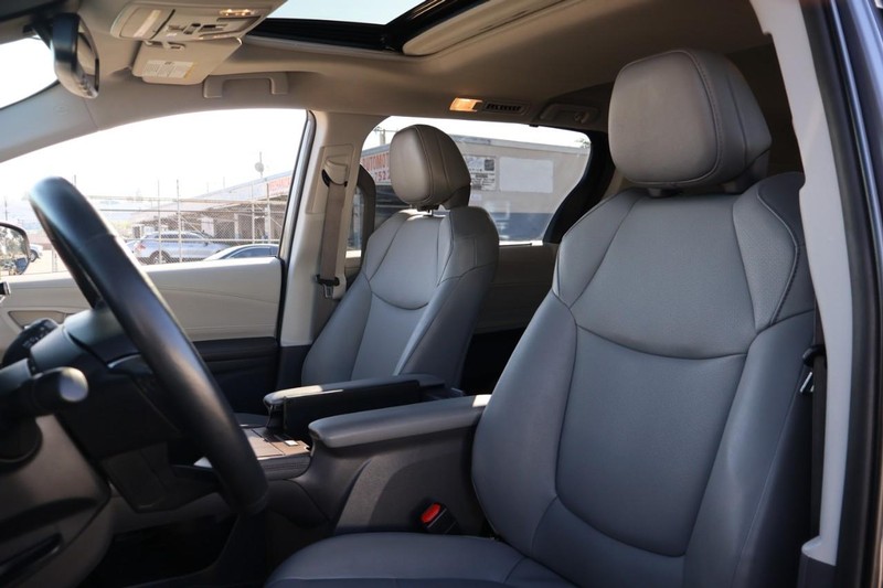 Toyota Sienna Vehicle Full-screen Gallery Image 21