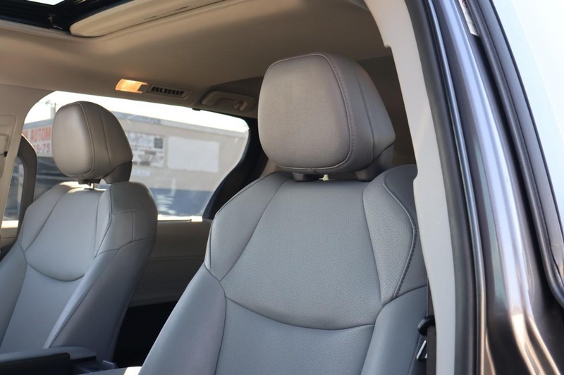 Toyota Sienna Vehicle Full-screen Gallery Image 22