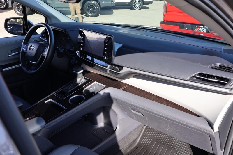 Toyota Sienna Vehicle Full-screen Gallery Image 23