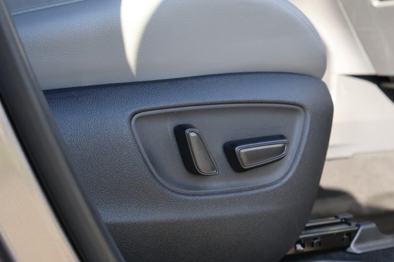 Toyota Sienna Vehicle Full-screen Gallery Image 24