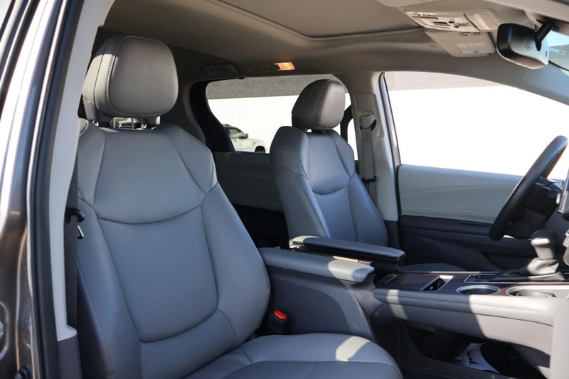 Toyota Sienna Vehicle Full-screen Gallery Image 25