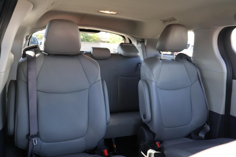 Toyota Sienna Vehicle Full-screen Gallery Image 26