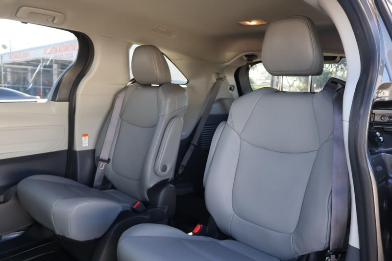 Toyota Sienna Vehicle Full-screen Gallery Image 28