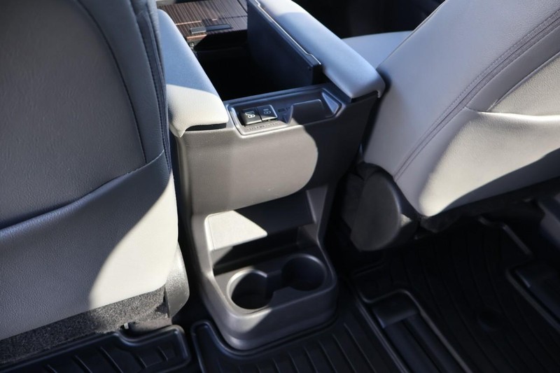 Toyota Sienna Vehicle Full-screen Gallery Image 30