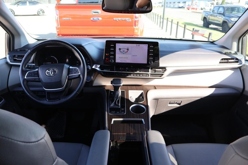 Toyota Sienna Vehicle Full-screen Gallery Image 31