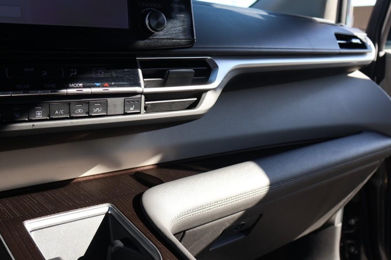 Toyota Sienna Vehicle Full-screen Gallery Image 41