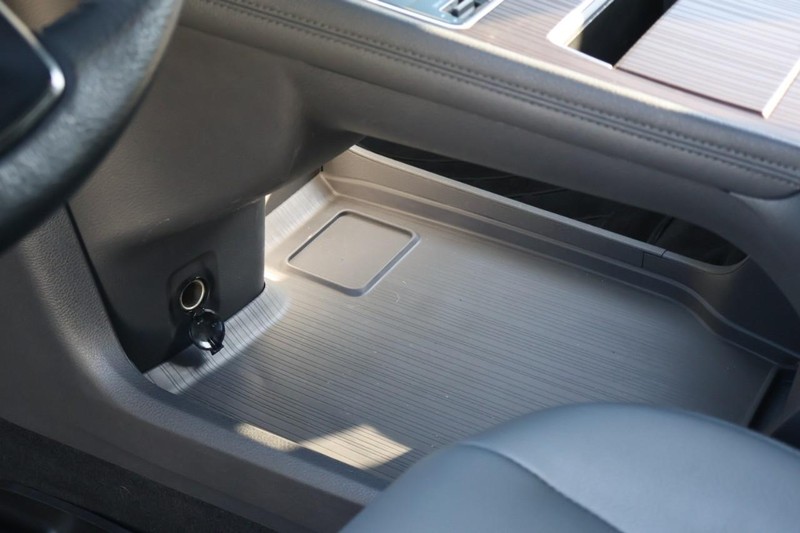 Toyota Sienna Vehicle Full-screen Gallery Image 46