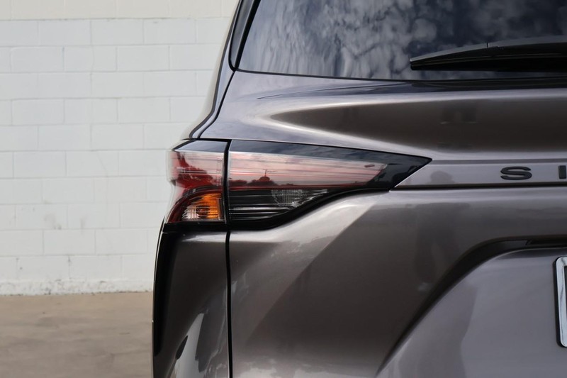 Toyota Sienna Vehicle Full-screen Gallery Image 51