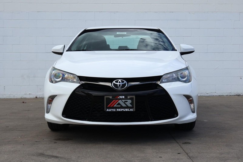 Toyota Camry Vehicle Full-screen Gallery Image 02