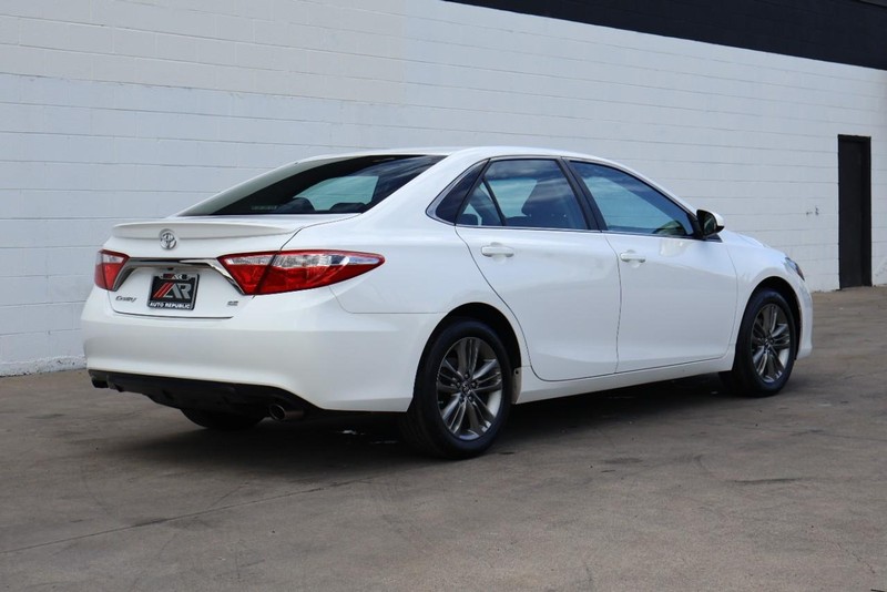 Toyota Camry Vehicle Full-screen Gallery Image 05