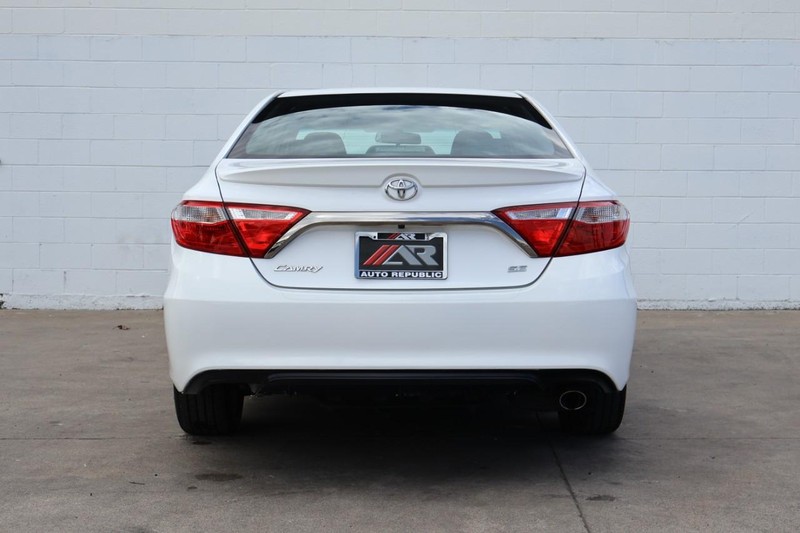 Toyota Camry Vehicle Full-screen Gallery Image 06