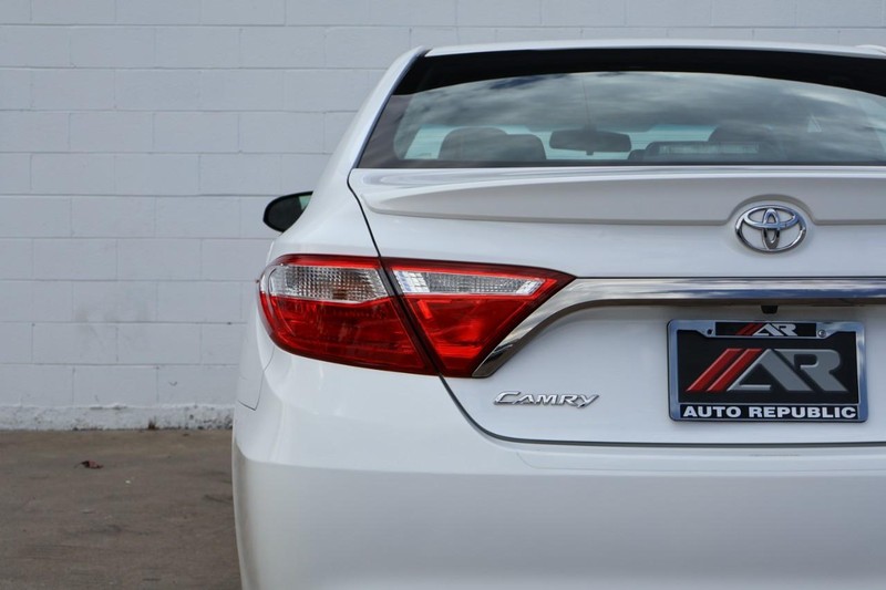 Toyota Camry Vehicle Full-screen Gallery Image 07