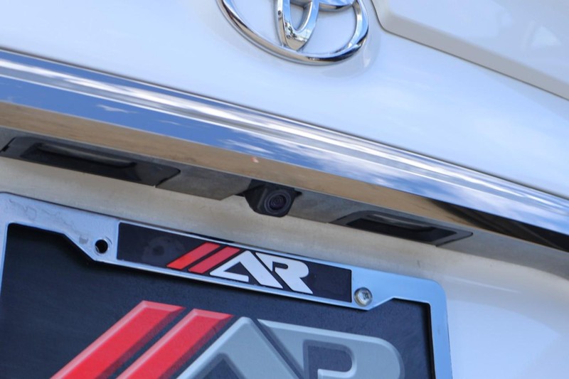 Toyota Camry Vehicle Full-screen Gallery Image 08