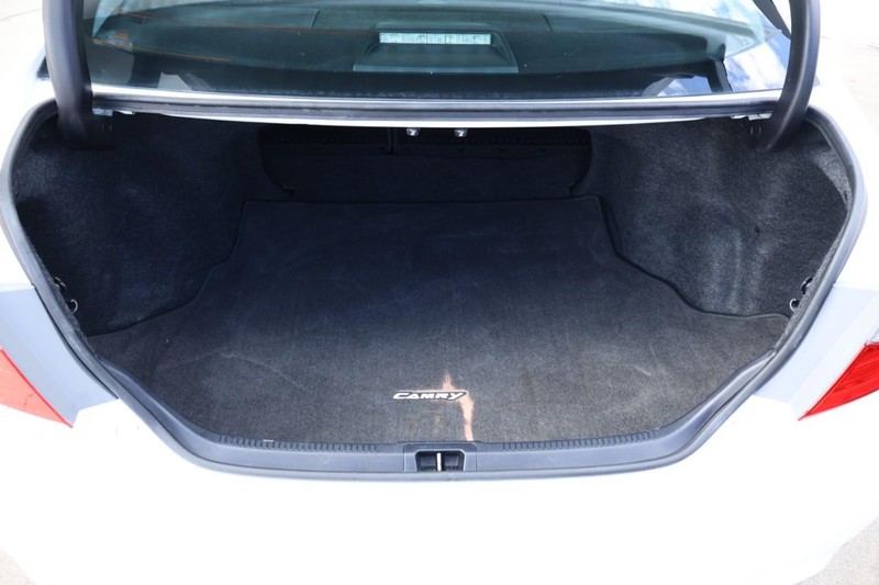 Toyota Camry Vehicle Full-screen Gallery Image 09