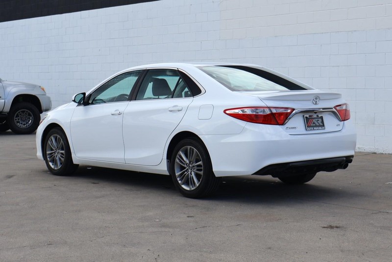 Toyota Camry Vehicle Full-screen Gallery Image 10