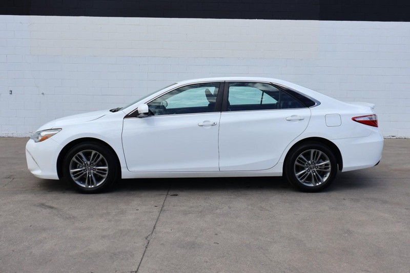 Toyota Camry Vehicle Full-screen Gallery Image 11