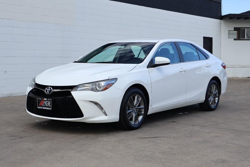Toyota Camry Vehicle Full-screen Gallery Image 12