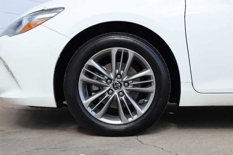 Toyota Camry Vehicle Full-screen Gallery Image 14