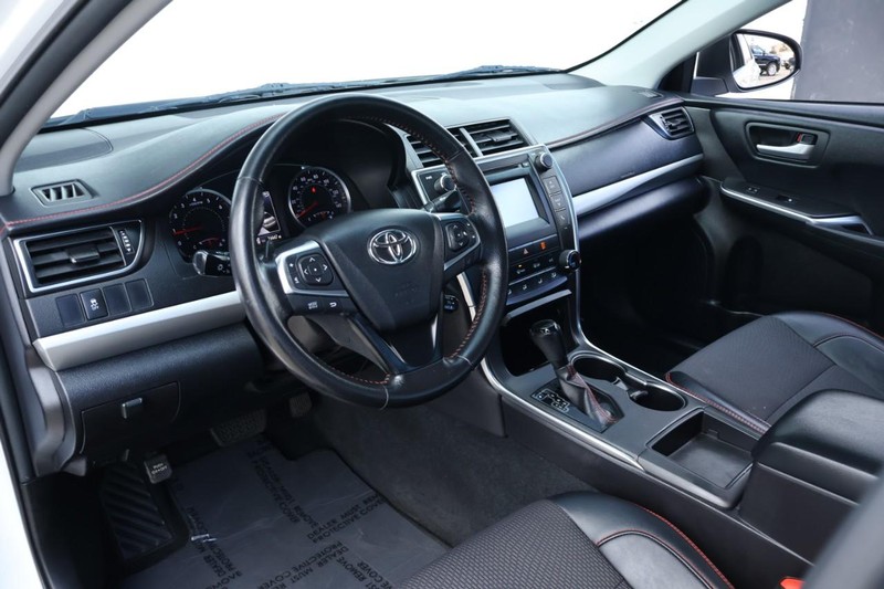 Toyota Camry Vehicle Full-screen Gallery Image 15