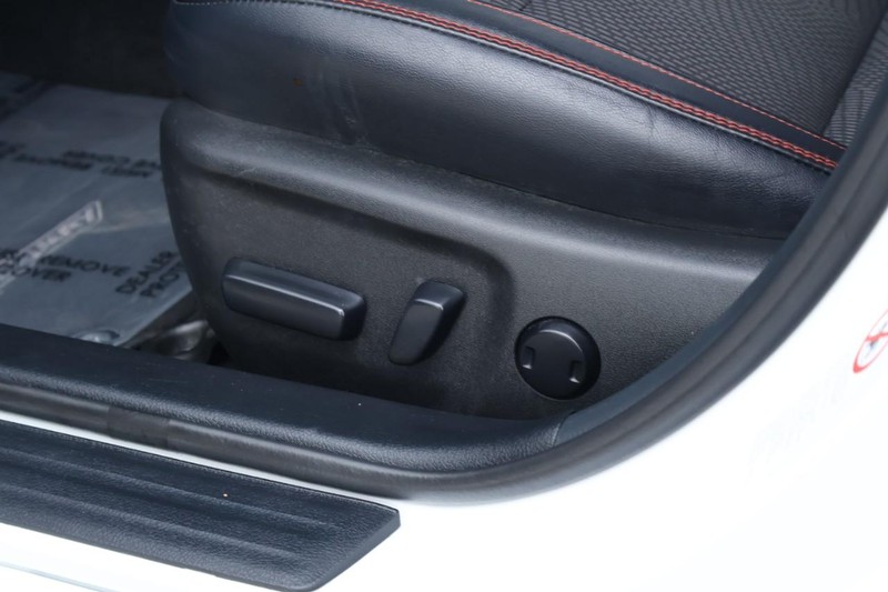 Toyota Camry Vehicle Full-screen Gallery Image 16