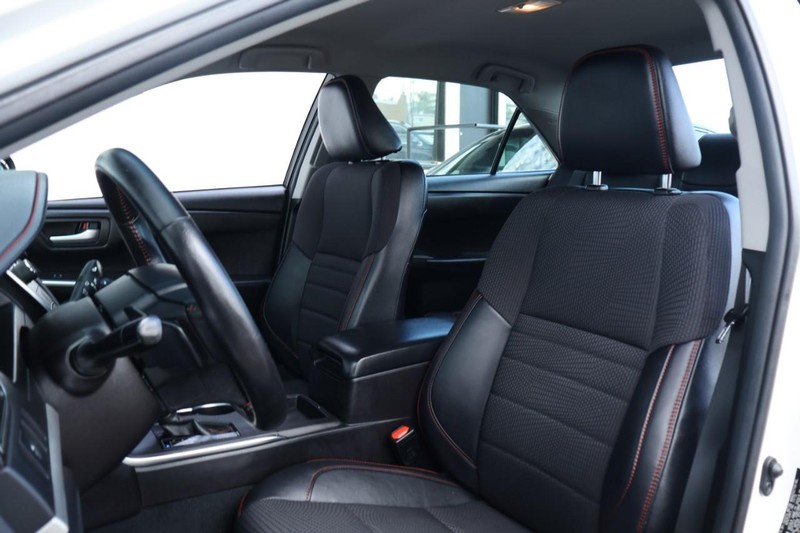 Toyota Camry Vehicle Full-screen Gallery Image 17