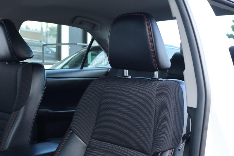 Toyota Camry Vehicle Full-screen Gallery Image 18