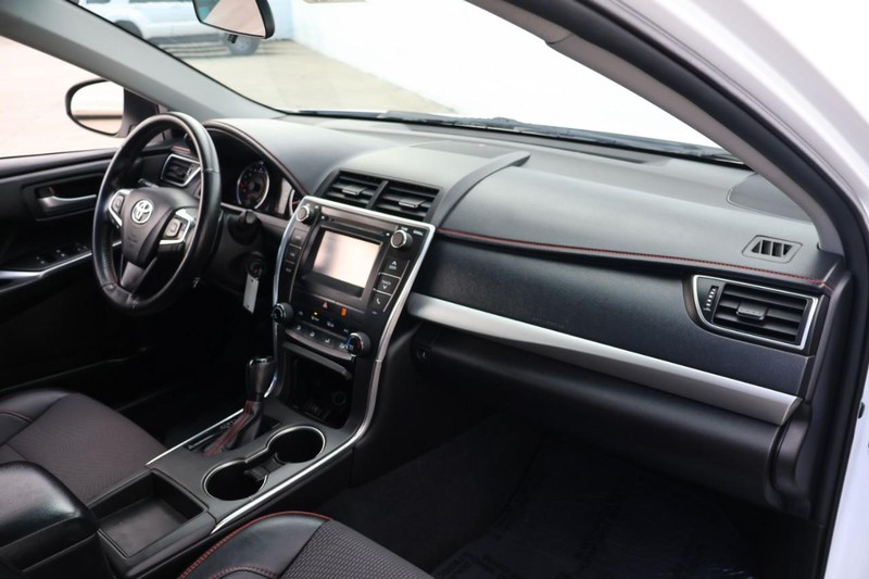 Toyota Camry Vehicle Full-screen Gallery Image 19