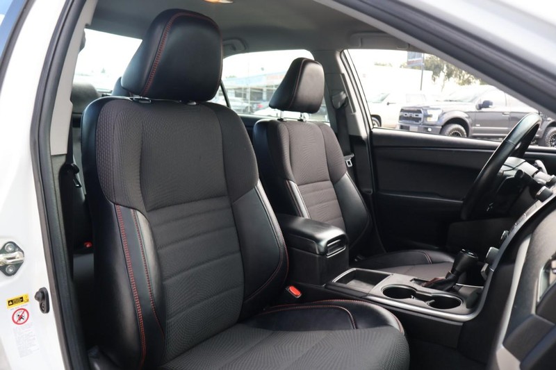 Toyota Camry Vehicle Full-screen Gallery Image 20