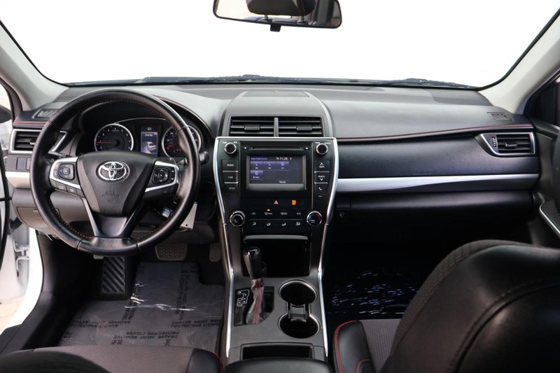 Toyota Camry Vehicle Full-screen Gallery Image 22