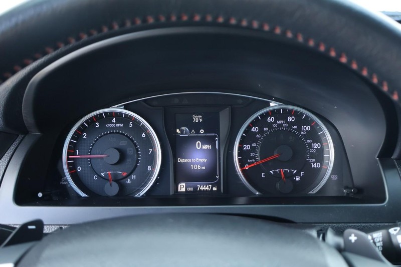 Toyota Camry Vehicle Full-screen Gallery Image 23