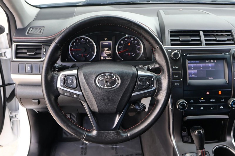 Toyota Camry Vehicle Full-screen Gallery Image 24